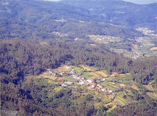 Foto aérea de casas de ferias em Pereiro (de longe)
